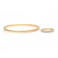 Diamantsmykkesæt af 18 kt. guld bestående af armring og ring hver prydet med talrige brilliantslebne diamanter. Diam. ca. 6,6 cm. Str. 60. 2