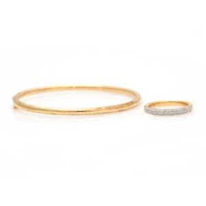 Diamantsmykkesæt af 18 kt. guld bestående af armring og ring hver prydet med talrige brilliantslebne diamanter. Diam. ca. 6,6 cm. Str. 60. 2