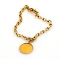 Armbånd af 14 kt. guld prydet med mønt af 21,6 kt. guld. L. ca. 20 cm. Vægt 14,5 gr.