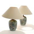 Et par kinesiske bordlamper af porcelæn, dekorerede i emaljefarver med figurscenerier og kalligrafi. 19. årh. H. ekskl. montering 28. 2