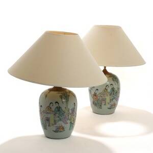 Et par kinesiske bordlamper af porcelæn, dekorerede i emaljefarver med figurscenerier og kalligrafi. 19. årh. H. ekskl. montering 28. 2