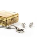 Et par diamantørestikker og -halskæde af 14 kt. hvidguld, prydet med brillantslebne diamanter. Halskæde L. 37,5. 3