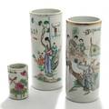 To kinesiske hatstands og penselbæger af porcelæn, dekoreret i farver og guld. 20. årh. H. 28,5, 28 og 11. 3