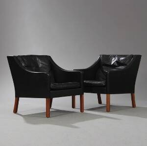 Børge Mogensen Et par lænestole. Sider samt løse hynder i sæde og ryg betrukket med patineret sort skind. Model 2207. 2