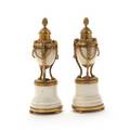 Et par casoletter af forgyldt bronze og hvid marmor. 19. årh. H. 25 cm. 2