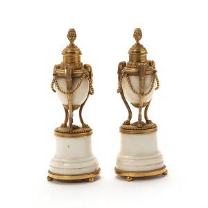 Et par casoletter af forgyldt bronze og hvid marmor. 19. årh. H. 25 cm. 2