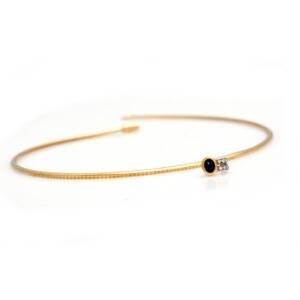 Stern Halskæde af 14 kt. guld med vedhæng prydet med facetslebet oval safir og talrige brilliantslebne diamanter. Indvendig diam. 13 cm. 2