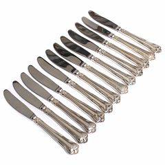 Herregård. 12 frokostknive med skafter af sølv. Udført hos Cohr. L. 20,5. 12