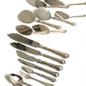 Herregård. Dessert- og serveringsbestik af sølv. Udført hos Cohr. Vægt ekskl. dele med stål ca. 1415 gr. 87