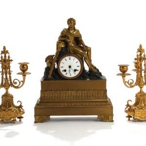 Empire kaminur af forgyldt bronze samt et par senere kandelabre af forgyldt bronze. 19. årh. H. 39 og 29. 3