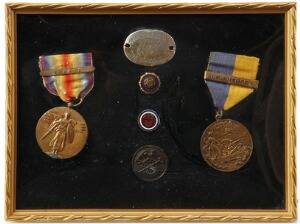 USA, første verdernskrig, New Jersey Victory Medal og standard Victory Medal samt diverse pins givet til danskeren Henry Frederik Jacobsen, 1896 - 1952, i ramme