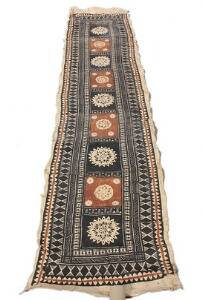 Polynesisk tæppe af barktekstil. Billedfelt 59 x 276 cm.