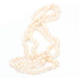 Lang perlehalskæde prydet med hvide ferskvandskulturperler. L. ca. 160. Perlediam ca. 7 mm.