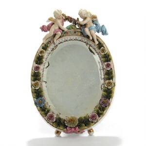 Sitzendorf bordspejl af porcelæn, modelleret med pousserede blomster og putti, dekoreret i overglasur farver. Ca. 1900. H. 36.