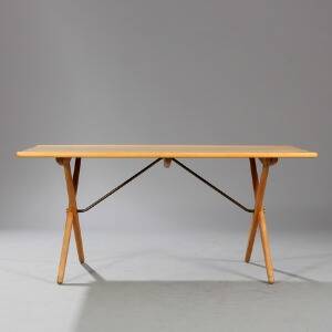 Hans J. Wegner AT 303. Spisebord af eg opsat på krydsbensstel med messingbøjler. Udført og mærket hos Andreas Tuck. H. 73. L. 160. B. 85.