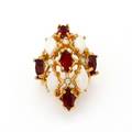 Opal- og granatring af 8 kt. guld prydet med talrige facetslebne granater, cabochonslebne opaler samt facetslebne topaser. L. ca. 3 cm.