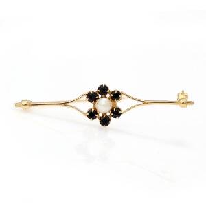 Perle- og safirbroche af 8 kt. guld prydet med kulturperle omkranset af facetslebne safirer. L. ca. 5 cm.