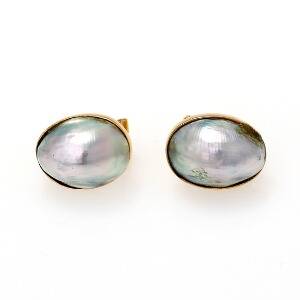 Et par perleørestikker af 18 kt. guld hver prydet med blågrå mabéperle. L. ca. 1,6 cm. 2