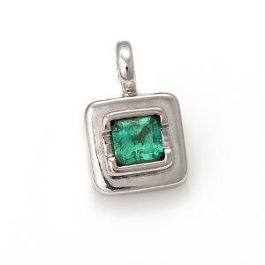 Smaragdvedhæng af 18 kt. hvidguld prydet med facetsleben smaragd. L. ca. 2,3 cm.