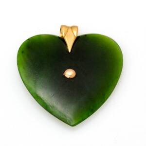 Agatvedhæng af 18 kt. guld i form af hjerte af cabochonsleben grøn agat. L. ca. 4,8 cm.