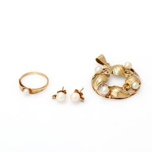 Smykkesamling bestående vedhæng af 14 kt. guld og prydet med ferskvandsperler samt et par øreclips og en ring af 14 kt. guld prydet med ferskvandsperler.