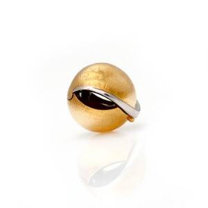 Ole Lynggaard Tofarvet system kuglelås af 14 kt guld med satineret overflade og tråd af hvidguld. Diam. 15 mm. Ca. 2010.