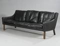 Dansk møbeldesign Tre-personers sofa med ben af bejdset bøg, sider, ryg og løse hynder med sort skind. L. 184.