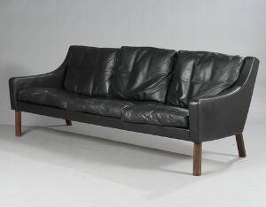 Dansk møbeldesign Tre-personers sofa med ben af bejdset bøg, sider, ryg og løse hynder med sort skind. L. 184.