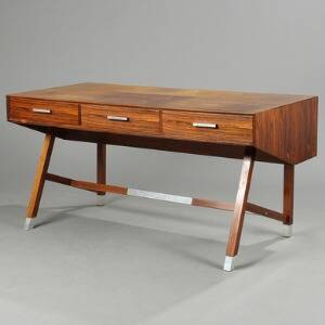 Dansk snedkermester Fritstående skrivebord af palisander, tre skuffer, bagside med rum og skab, sko og beslag af aluminium. H. 71. L. 145. B. 68.