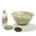 Orientalsk skål og to vedhæng af udskåret jade. Samt snusflaske af glas. 20. årh. Skål H. 5. Diam. 12,5. 4