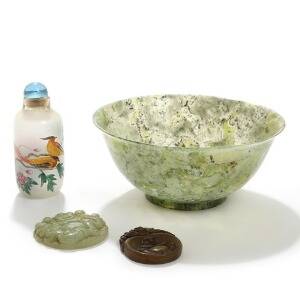 Orientalsk skål og to vedhæng af udskåret jade. Samt snusflaske af glas. 20. årh. Skål H. 5. Diam. 12,5. 4