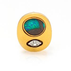 Opal- og diamantring af 14 kt. guld prydet med boulder opal og marquiseslebet diamant. Vægt ca. 17,5 gr. Ca. 1970-80.