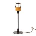 Poul Henningsen PH-42,75. Bordlampe med ducolakeret stel, fatnings-afbryderhus af brun bakelit, gulmalet underskærm af opalglas.