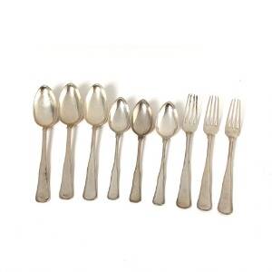 Dobbeltriflet bestik af sølv. Forskellige mestre. København 19.-20. årh. Vægt 1385 gr. 27