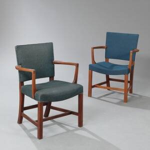 Kaare Klint Et par armstole med med stel af mahogni. Sæde samt ryg betrukket med blåt stof. Udført hos Rud Rasmussen snedkerier. 2