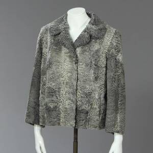 Grå breitschwanz jakke med gråt silkefor. Ca. str. 40-42.  L. 60 cm. Ærmelængde 60 cm.