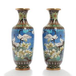Et par cloisonné vaser dekorerede i farver med traner i landskab, blomster og ornamentik. Japan. 20. årh. H. 31. 2