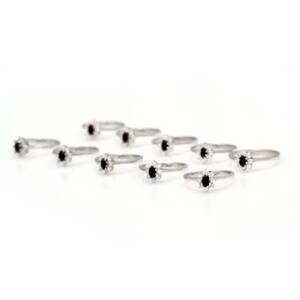 Ti roset- og carmoséringe af sterlingsølv prydet med safir. Str. 55-59. 10