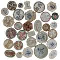 Siamesiske spillemønter i porcelæn, anvendtes af private spillehuse i 1800-tallet ved hasardspil, i alt 30 stk. alle forskellige typer