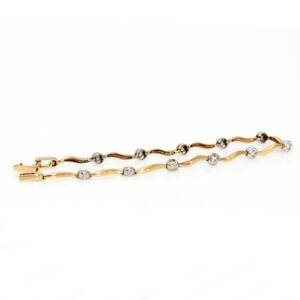 Diamantarmbånd af 14 kt. guld prydet med talrige brillantslebne diamanter. L. ca. 19 cm.