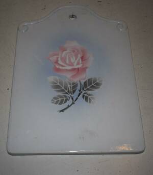 Äldre Skärbräda I Porslin Med Rosmotiv 50