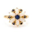 Safir- og opalring af 8 kt. guld prydet med facetslebne safirer og cabochonslebne opaler. Str. 53.