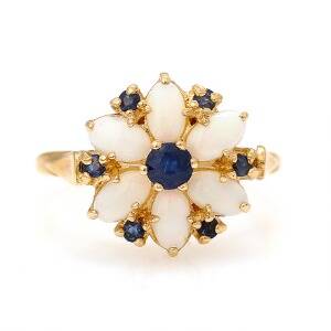 Safir- og opalring af 8 kt. guld prydet med facetslebne safirer og cabochonslebne opaler. Str. 53.