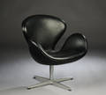 Arne Jacobsen 1902 - 1971. Svanen, hvilestol model 3320, sort læder