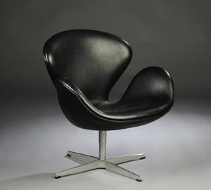 Arne Jacobsen 1902 - 1971. Svanen, hvilestol model 3320, sort læder