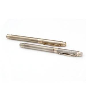 Georg Jensen Skrivesæt af sterlingsølv bestående af fyldepen og kuglepen. Originale æsker medfølger. 2