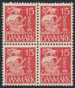 1933. Karavel 15 øre, rød. Tysk papir. Postfrisk 4-blok med variant i pos. 55 DOBBELTPRÆGNING. Sjælden. AFA 3200