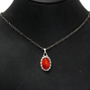 Georg Jensen Halskæde med vedhæng af sterlingsølv prydet med oval cabochonslebet rav. Årssmykke 2001. L. 42 cm. Original æske medfølger. Ca. 2001.