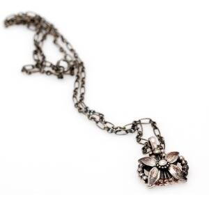 Georg Jensen Halskæde med vedhæng af sterlingsølv. Årssmykke 1998. L. 42 cm. Original æske medfølger. Ca. 1998.