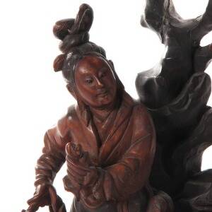 Kinesisk figurgruppe af udskåret træ, to kvinder ved træ, stående på klippe. Ca. 1900. H. 54 cm.